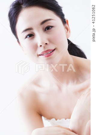 ビューティー 女性 スキンケア 若い女性 美容 ビューティー 女性 スキンケア 若い女性 美容 41251062