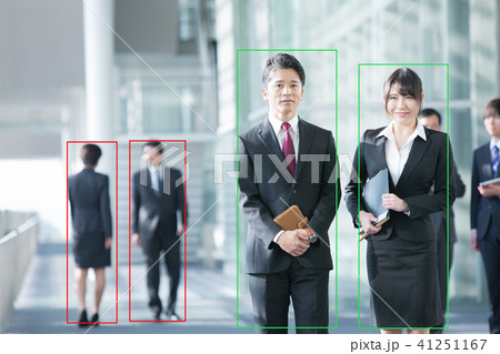 自動認識技術　動体検知　物体検知　自動認証　ビジネスマン　ビジネスシーン　オフィスシーン 41251167