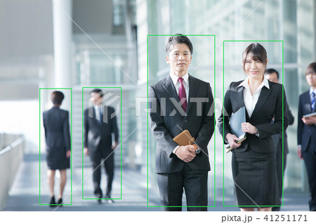 自動認識技術　動体検知　物体検知　自動認証　ビジネスマン　ビジネスシーン　オフィスシーン 41251171