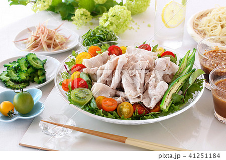 冷しゃぶサラダ　夏野菜　つけ麺 41251184