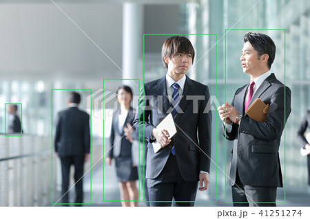 自動認識技術　動体検知　物体検知　自動認証　ビジネスマン　ビジネスシーン　オフィスシーン 41251274