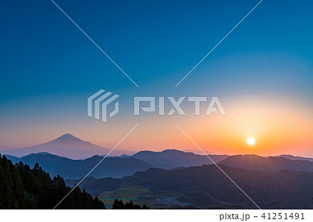 《静岡県》富士山の朝景 41251491