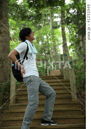 登山をする男性 登山をする男性 41252049