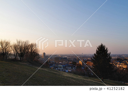 【夕景・夜景 名所】桜ヶ丘公園 ゆうひの丘（コピースペース） 41252182