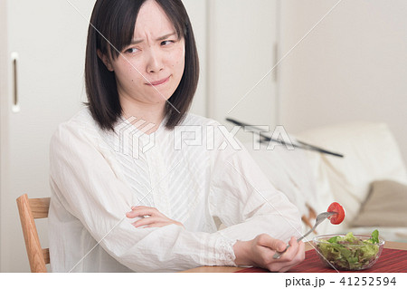 野菜嫌いの若い日本人女性 野菜嫌いの若い日本人女性 41252594
