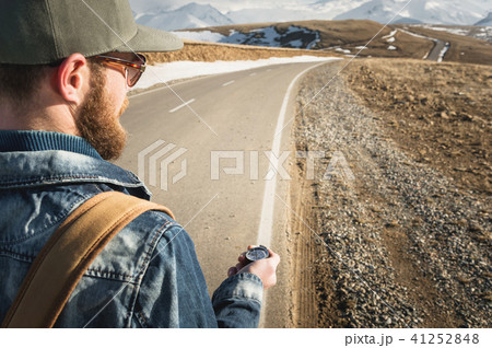 Close-up Hipster man using a compass on a snowy mountain 41252848
