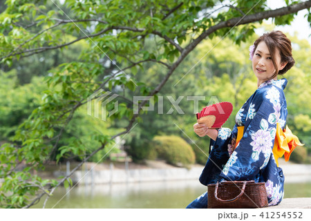 扇子を持った浴衣の女性 扇子を持った浴衣の女性 41254552