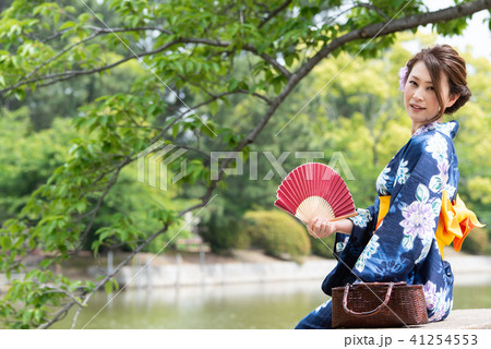 扇子を持った浴衣の女性 扇子を持った浴衣の女性 41254553