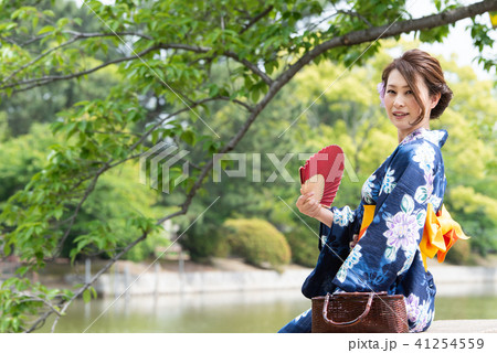 扇子を持った浴衣の女性 41254559