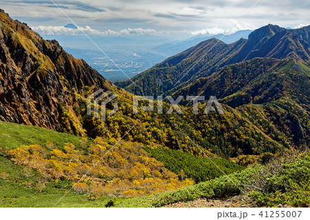 八ヶ岳連峰・中岳のコルから見るキレットへの稜線と富士山 41255007