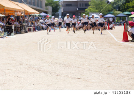 運動会の徒競走　手前地面にピント 41255188