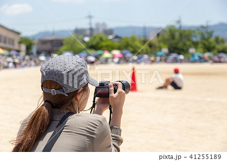 運動会を撮影する女性 41255189