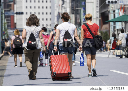 訪日外国人の後ろ姿 41255583