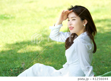 若い女性 韓国人 ワンピース 41256044