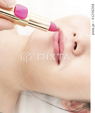 口紅のクローズアップ　若い女性のビューティーイメージ 41256268