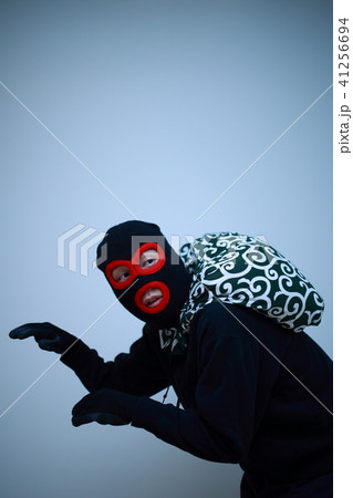 泥棒 (犯罪 違法 犯人 悪人 目出し帽 変装 容疑者 事件 犯罪者 警戒 不審者 唐草模様 人物) 泥棒 (犯罪 違法 犯人 悪人 目出し帽 変装 容疑者 事件 犯罪者 警戒 不審者 唐草模様 人物) 41256694