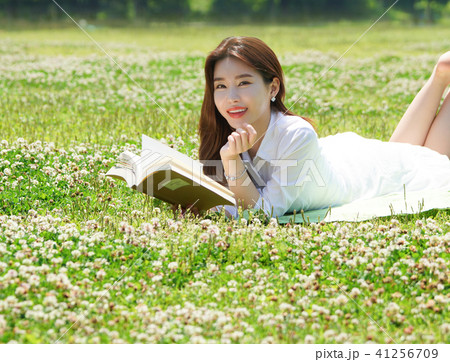 若い女性 読書 韓国人 41256709