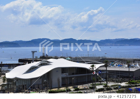 江の島湘南なぎさパークのヨットハウスと海の写真素材