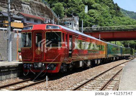 大歩危駅に停車中の四国まんなか千年ものがたり 大歩危駅に停車中の四国まんなか千年ものがたり 41257547