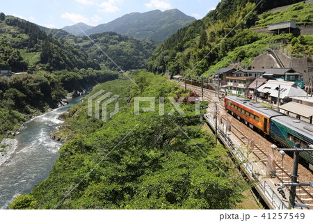 大歩危駅に停車中の四国まんなか千年ものがたり 41257549