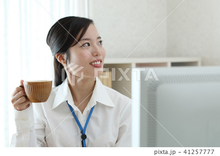 リラックスするOL 41257777