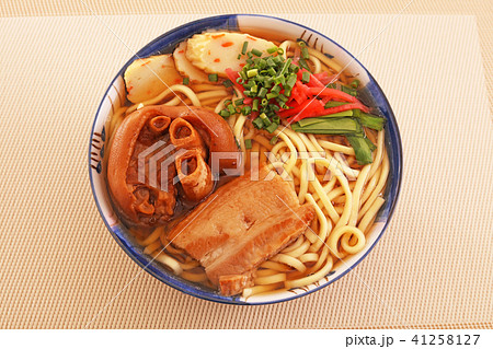 沖縄伝統の豚足テビチそば 41258127