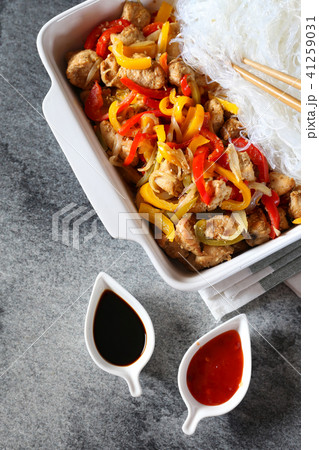 Fried chicken with bell peppers and rice vermicell Fried chicken with bell peppers and rice vermicell 41259031