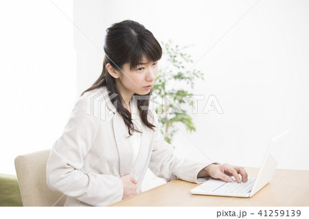 お腹が痛いビジネスウーマン 41259139