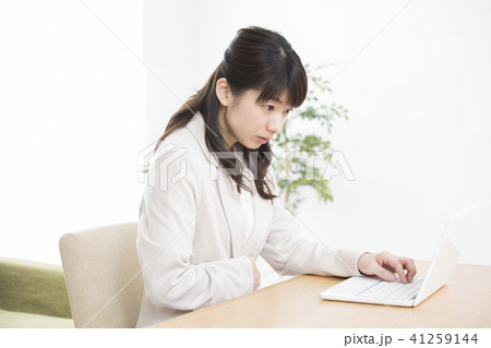 お腹が痛いビジネスウーマン 41259144