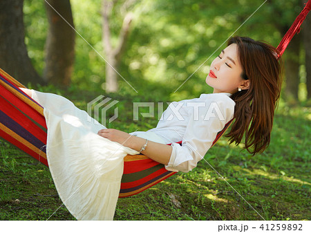 ハンモック 女性 女 41259892