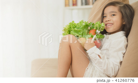Asian girl eat fresh salad ,healthy eating concept 41260776