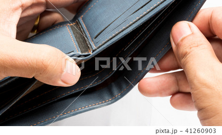 Wallet empty and no money hold in his hand 41260903
