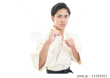 空手をする男性 41260922