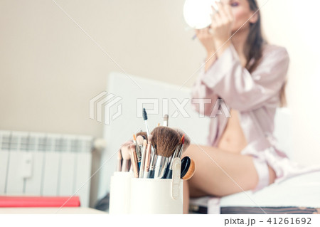 Young woman in her morning routing applying makeup 41261692