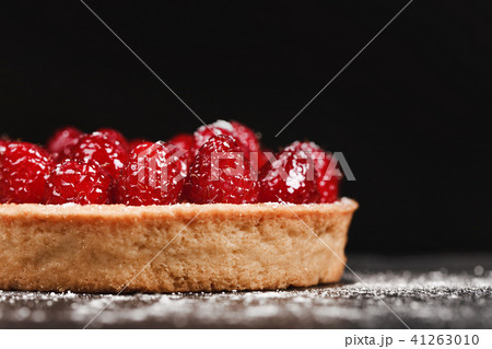 Tartlet with custard and fresh raspberries Tartlet with custard and fresh raspberries 41263010