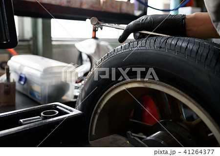 ホイールバランサー 車のタイヤ ホイール交換 整備 修理 定期点検イメージの写真素材