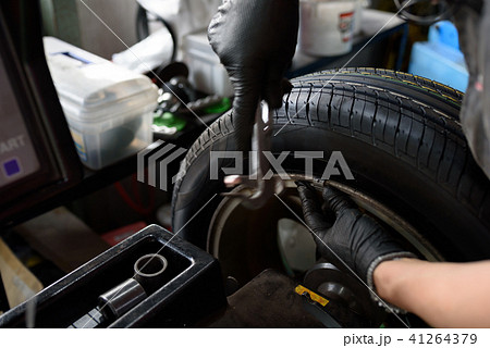 ホイールバランサー 車のタイヤ、ホイール交換 整備、修理、定期点検イメージ ホイールバランサー 車のタイヤ、ホイール交換 整備、修理、定期点検イメージ 41264379