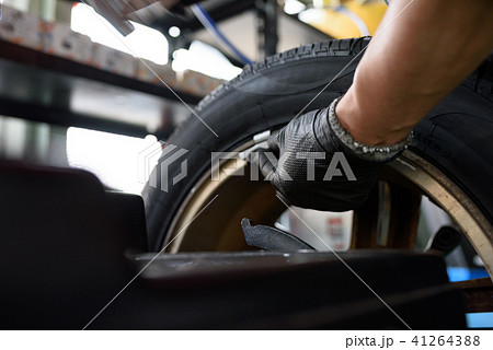 ホイールバランサー 車のタイヤ、ホイール交換 整備、修理、定期点検イメージ ホイールバランサー 車のタイヤ、ホイール交換 整備、修理、定期点検イメージ 41264388
