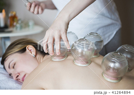 Young woman getting treatment at medical clinic 41264894