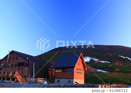朝陽に映える岩手山　八合目避難小屋 41266532