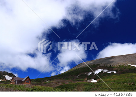 岩手山八合目避難小屋　青空と雲と光と 41267839