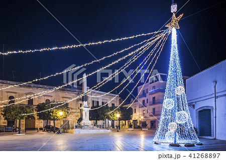 クリスマスイルミネーションツリーを見るポポロ広場の写真素材