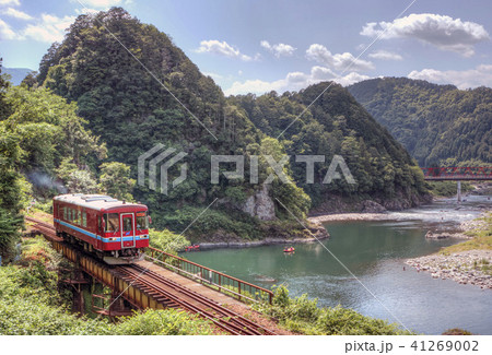 新緑の長良川鉄道 41269002