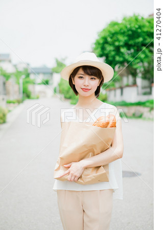 買い物帰りの女性 41270404