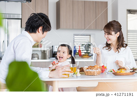 若い家族、ダイニング、食事、食卓 若い家族、ダイニング、食事、食卓 41271191