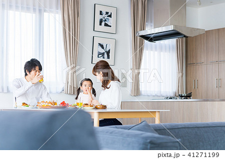若い家族、ダイニング、食事、食卓 41271199