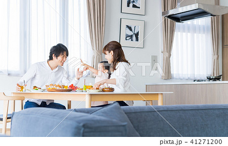若い家族、ダイニング、食事、食卓 若い家族、ダイニング、食事、食卓 41271200