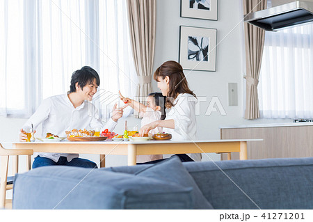 若い家族、ダイニング、食事、食卓 若い家族、ダイニング、食事、食卓 41271201