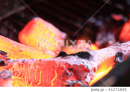 燃える炭火　バーベキューコンロ 41271605