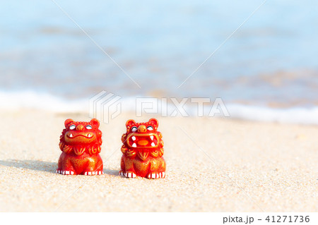 沖縄の海とシーサ 41271736